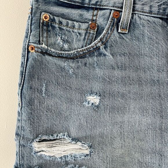 Levi’s 501 Distressed Light Wash Denim Jean Shorts | Size 29 - Picture 6 of 8